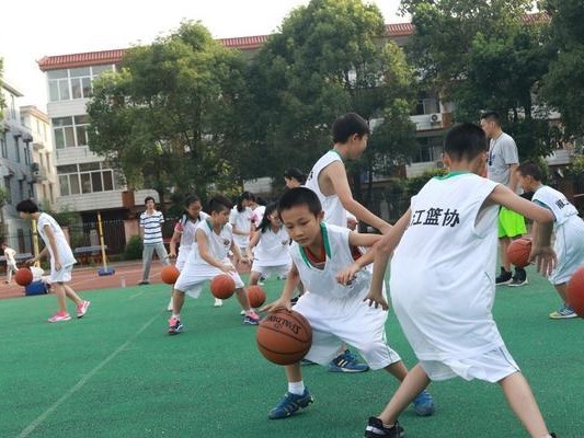 小学生篮球防守脚步训练的重要性（培养灵活脚步助力篮球防守技巧）