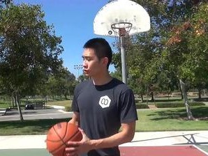 打篮球初学者如何有效防守球杆（从基本技巧到战术应用，教你成为出色的防守者）