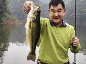 西坑里的路亚钓鱼乐趣（探索西坑河水，寻找鱼类乐趣）