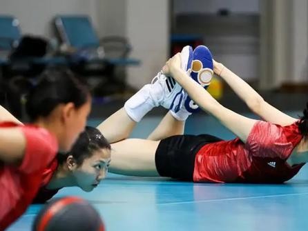 如何正确练习排球女生的腿部动作（掌握正确的姿势和技巧，打造强健有力的腿部肌肉）