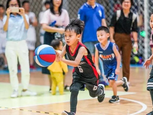 少儿篮球防守横跨步教学（提升篮球防守技巧，熟练掌握横跨步动作）