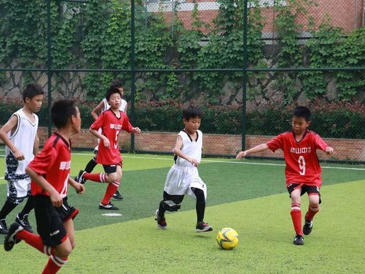 小学足球比赛防守技巧（如何在小学足球比赛中有效防守？）