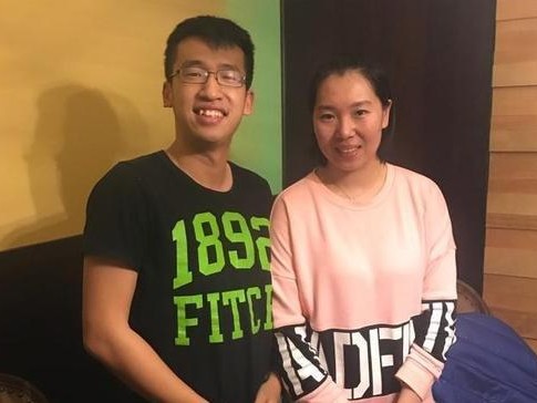 乒乓球传奇李小霞喜结连理（勇敢逆袭，婚姻甜美开启）