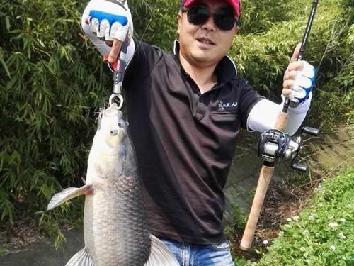 大水面流速快路亚钓鱼技巧（钓鱼技巧、选择饵料和适当的装备）