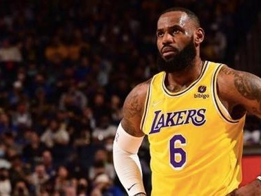 NBA历史名气排行榜（揭秘NBA历史上最具名气的球星，并探讨他们的崇高地位如何产生。）