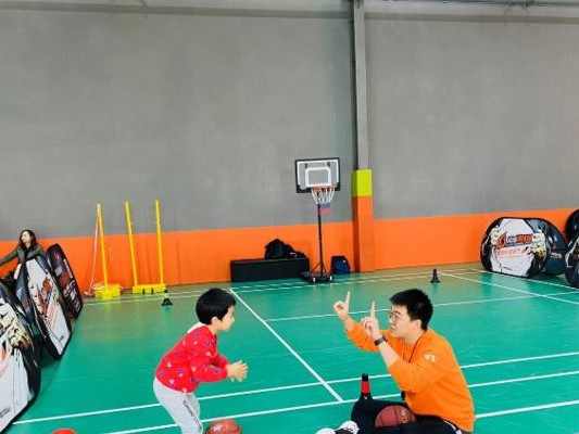 少儿篮球三人防守教学——共同防守，取得成功（培养团队合作精神，提升篮球技术水平）