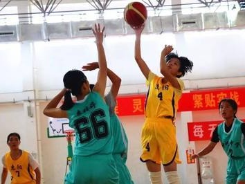 篮球32联防防守滑步教学（提高篮球防守技巧的有效方法）
