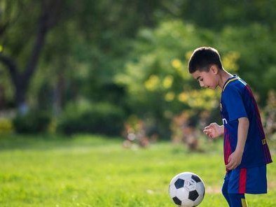 踢足球前必备的知识和技巧（为成为一名优秀的足球运动员，这些你必须知道！）