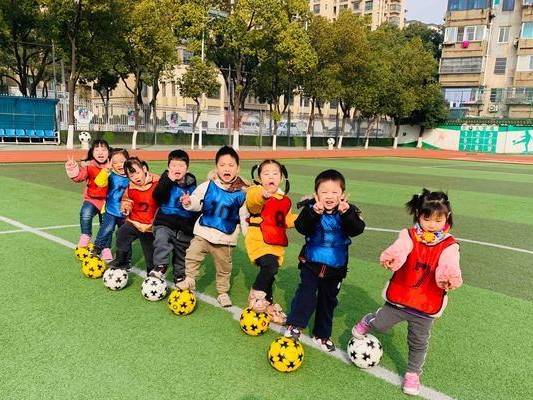 如何让儿童学习足球技巧成为一件有趣的事情（培养孩子的足球潜力，让足球成为他们的热爱）