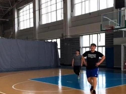 儿童小胖子在篮球场上的防守之路（打造坚实防线，小胖子也能成为篮球守门员）