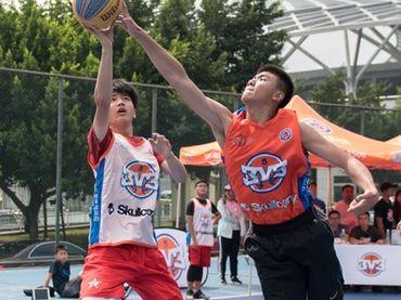 探秘篮球双手曲臂放胸前防守的技巧与要领（揭开篮球防守的秘密武器——双手曲臂放胸前的正确姿势）