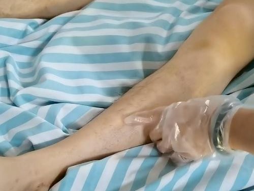 篮球撞到防守膝盖疼痛了（揭开篮球运动中最常见的膝盖伤害症状与治疗方法）