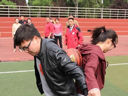 掌握篮球防守技巧，背身接球无往而不利（背身接球防守攻略，如何成功阻止对手得分）