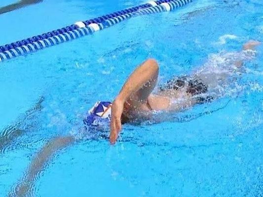 提升游泳中考自由泳速度的技巧（掌握关键动作，提高游泳效率）