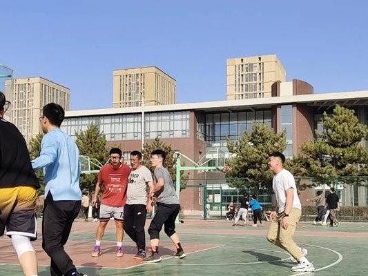 4v4小篮球防守战术指南（提高防守实力，取得胜利关键的战术技巧）