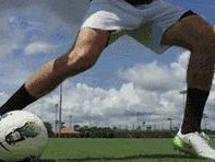 足球过人技巧教学系列（从基础动作到高级技巧，助你成为足坛新星）