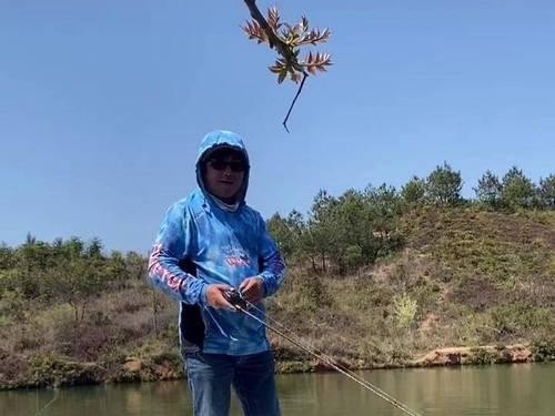 湖泊钓鱼的路亚技巧——探秘精彩的垂钓世界（技巧、装备、经验，助您成为湖泊路亚钓鱼高手！）