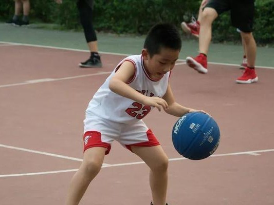 幼儿篮球防守的成功之道（培养防守意识，提升篮球水平）
