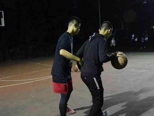 篮球防守中的弓步技巧（以弓步为基础提高篮球防守水平）