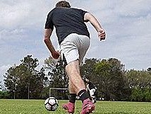 足球跑动传球技巧解析（揭秘足球运动中的传球技术与跑动策略）