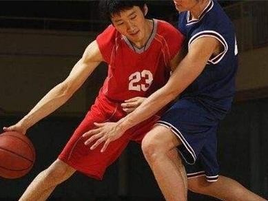 打篮球，如何帅气地防守？（攻守兼备，让你在篮球场上独领风骚）