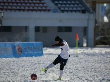 雪地足球过人技巧大揭秘（轻松驰骋白雪场，秘技助你超越对手）