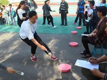 筷子夹乒乓球的技巧（用筷子夹住乒乓球的方法和技巧）