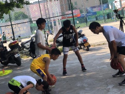 篮球防守脚步训练的重要性（帮助青少年建立坚实的篮球防守基础）