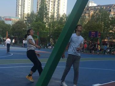 女生打篮球中的防守问题（探讨女生打篮球时防守存在的困难与解决方法）