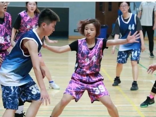 幼儿篮球防守反击技巧（让孩子轻松掌握的篮球对抗策略）