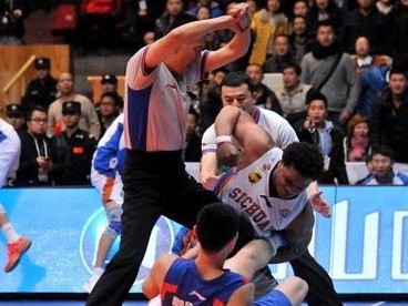 篮球防守打架事件分析（揭示篮球场上防守引发打架的原因与解决方案）