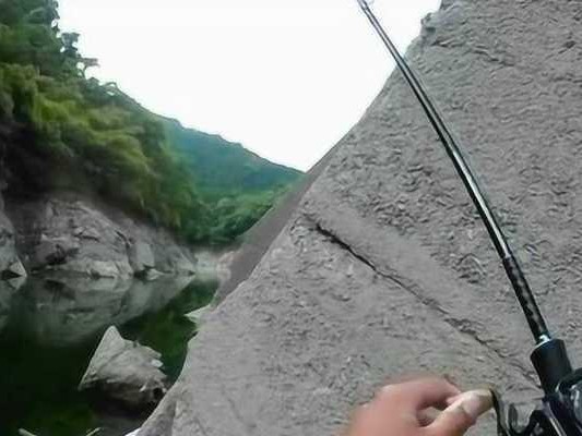 出海钓鱼之路亚技巧，钓到大鱼不再难（挑战极限，追寻刺激，携路亚钓具出海寻找鲜美的渔获）
