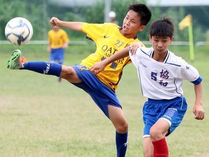 提高足球小学生比赛技巧的关键要素（培养足球小学生的技术、战术和团队合作能力）