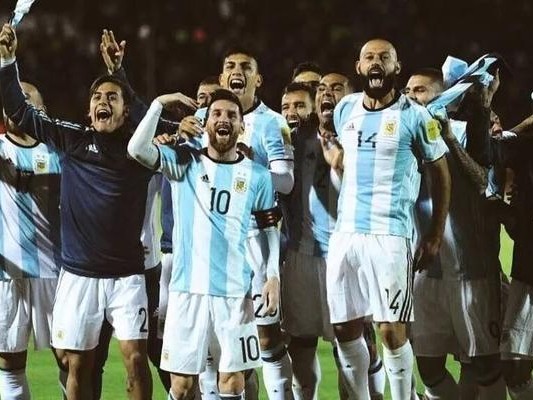 巴西对阿根廷（两国豪门争锋，足球传奇的碰撞）