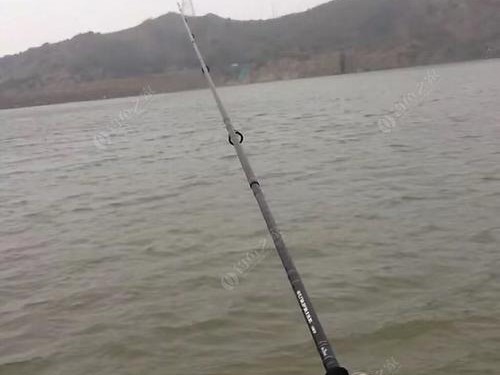 江边钓鱼，以路亚竿为主的鱼饵选择（路亚竿江边钓鱼的技巧和推荐鱼饵）