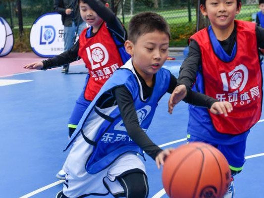 提升篮球防守能力的徒手基本功训练方法（打造坚实基础，成为优秀的篮球防守者）