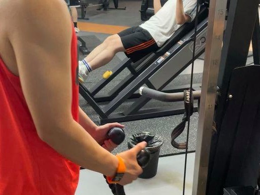 篮球防守训练手臂疼痛正常吗？（探讨篮球防守训练中手臂疼痛的原因及处理方法）