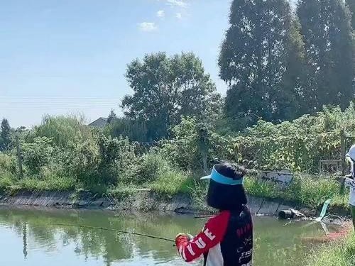 探索女性在路亚钓鱼中的独特魅力（女性在路亚钓鱼中的技巧和乐趣）