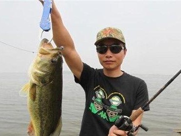 流水中的钓鱼乐趣（探索河流中的路亚钓鱼技巧）