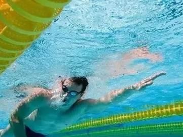 掌握游泳蹬腿技巧，快速进阶游泳技能（初学者如何正确运用蹬腿技巧，提高游泳水平）