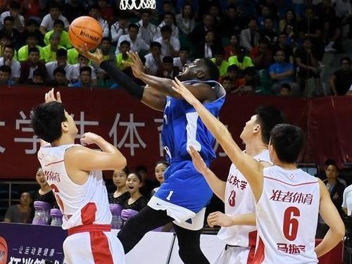 大学体育篮球防守姿势要求（提高篮球防守技巧的关键要素及实践方法）