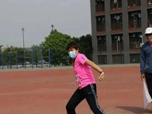 排球甩腕掷球动作要领（掌握甩腕掷球的技巧与练习方法）
