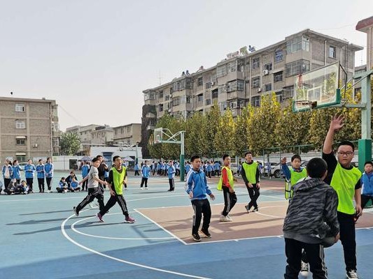 突破重围（以防守队员为对手，巧妙传球制胜）
