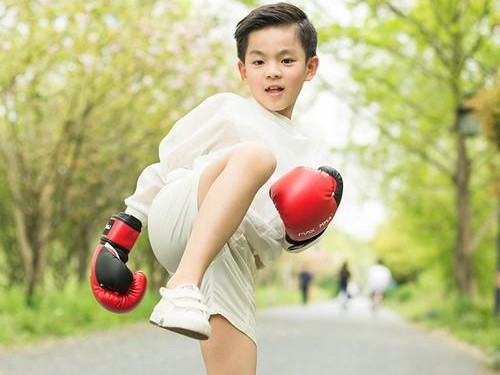 自由游泳打手技巧男——掌握游泳技巧，成为水中王者（自由泳男选手必备的关键技巧和训练方法）