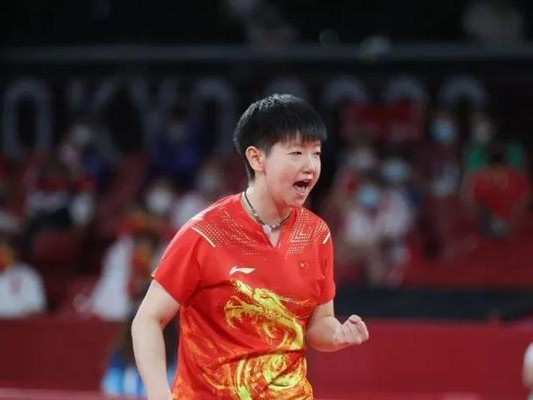 初学排球要领球拍（掌握排球基本动作，提升女生球技）