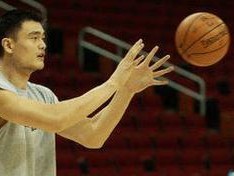 单手还是双手？探究篮球防守的最佳方式（解析单手和双手在篮球防守中的利与弊，为你带来科学的防守技巧）