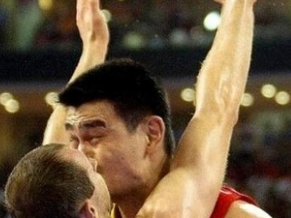 探究FIBA篮球防守三秒手势的作用和应用（解读FIBA规则中的三秒违例，探讨防守策略）