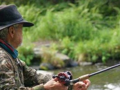 坐着不动，也能钓到鱼？揭秘路亚钓鱼的奥秘（探索路亚钓鱼技巧，享受坐着不动的钓鱼乐趣）
