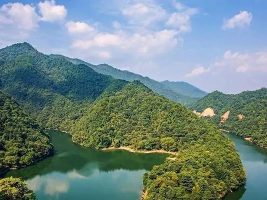 《畅游浏阳永安，感受钓鱼路亚的乐趣》（一起探索捞刀河的钓鱼之旅）
