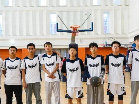 篮球圆柱体防守动作教学（打造稳固防守基础，提升篮球技术水平）